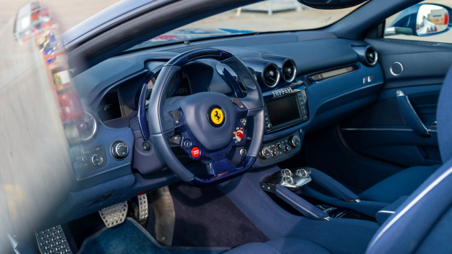 Jinak nepříliš ceněné Ferrari postavené na míru prezidentovi firmy se prodalo za pořádný ranec, interiér má jako žádné jiné