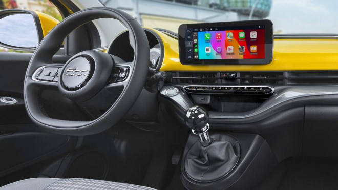 Fiat se po pěti letech nabízení nesmyslů vrací ke kořenům, jeho nová speciální 500 oslní už tím, co má pod kapotou
