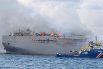 Un navire géant transportant des milliers de voitures continue de brûler en mer du Nord. 498 voitures électriques à bord, c'est pourquoi il ne peut être éteint - 4 - Fremantle Highway pozar 2023 oficial nove 01
