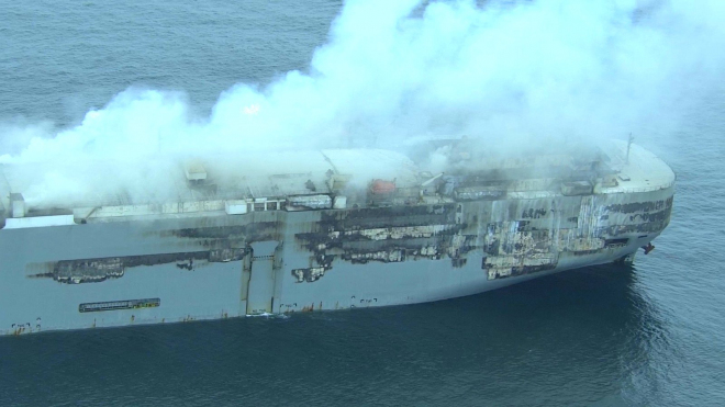 Un navire géant avec des milliers de voitures continue de brûler dans la mer du Nord. Il y a 498 appareils électriques à bord, c'est pourquoi il ne peut pas être éteint.
