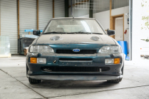 Une Ford apparemment ordinaire est sortie d'une grange après des années d'immobilisation, une voiture poussiéreuse qui rapporte maintenant des millions à son découvreur - 1 - Ford Escort RS Cosworth 1992 à vendre 01