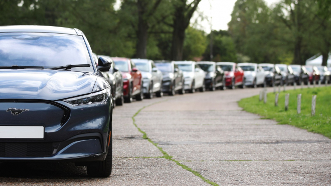Neprodané elektromobily se kupí u dealerů. Na kupce čekají v průměru už 114 dnů, skladové Fordy Mach-E vystačí skoro na rok prodejů