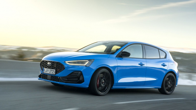 Venku je asi poslední nový Ford svého druhu. Další spalovací hot hatch s manuálem stěží vznikne