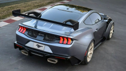 Ford a présenté une Mustang pour près de 7 millions de dollars. C'est une machine étonnante, mais quel est son intérêt à côté d'une Porsche moins chère et plus rapide ?