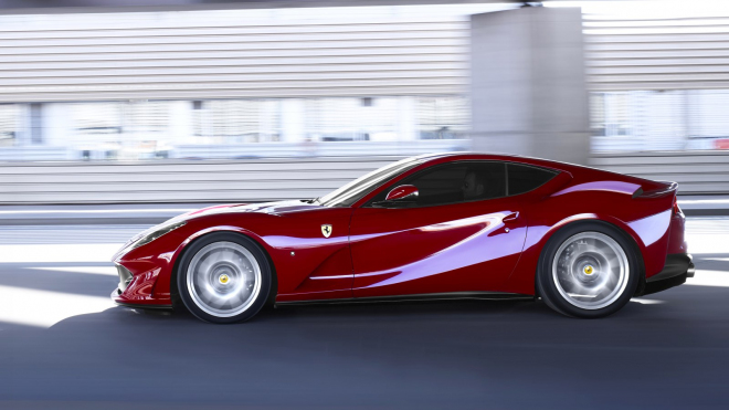 Možná poslední pravověrné Ferrari se v běžném provozu rozjelo až na 331 km/h, zní u toho jako Pavarotti