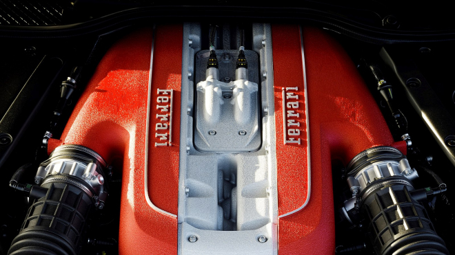 Poslední ryzí Ferrari bez turba a elektřiny ukázalo, co dokáže v běžném provozu