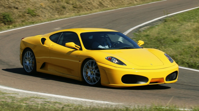 Pokud máte dost odvahy a aspoň 2 miliony, můžete si pořídit poslední Ferrari dostupné s manuálem a motorem uprostřed. Charisma má