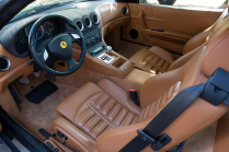 Une collection abandonnée de 22 voitures d'une valeur de 120 millions d'euros a été découverte dans un entrepôt de Bruxelles. Après 10 ans de secret, elles sont comme neuves - 3 - Ferrari 575M oficialni 03