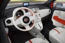 Il est possible d'acheter des voitures électriques modernes d'occasion à partir de 130 000 euros, mais les batteries de remplacement sont si chères que les constructeurs automobiles refusent d'en parler - 6 - Fiat 500E 2013 Los Angeles 31