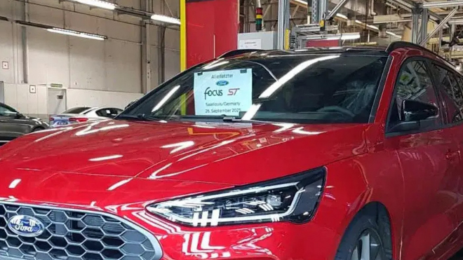 Ford dokoná své sebezničení, i kdyby cokoli, bez fanfár utnul výrobu auta, na které se do poslední chvíle stály fronty