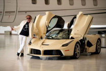 Les ventes de la Ferrari hybride de la célèbre chanteuse ont dû être interrompues. Sa batterie est morte, son remplacement coûtera une fortune - 1 - Ferrari LaFerrari Sammy Hagar 01
