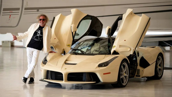 Prodej hybridního Ferrari slavného zpěváka musel být zastaven. Jeho baterie je mrtvá, náhrada bude stát majlant