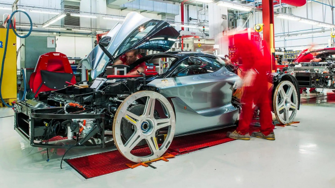 Le remplacement de la monocoque en carbone de la Ferrari coûtera 24,3 millions de CZK, bonne chance avec l'assurance.