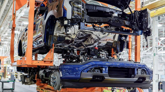 Ford ruší třetinu směn na výrobu klíčového elektromobilu, už tak nízké prodeje dál kolabují