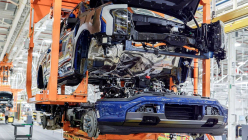 Ford arrête complètement la production de son principal véhicule électrique en janvier, 9 700 employés rentrent chez eux - 2 - Ford F-150 Lightning vyroba ilustracni foto 02