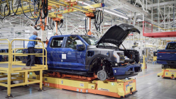 Ford arrête complètement la production de son principal véhicule électrique en janvier, 9 700 employés rentrent chez eux - 3 - Ford F-150 Lightning vyroba ilustracni foto 03
