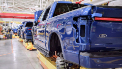 Ford a complètement arrêté la production de son principal véhicule électrique en janvier, 9 700 employés sont rentrés chez eux - 4 - Ford F-150 Lightning vyroba ilustracni foto 04