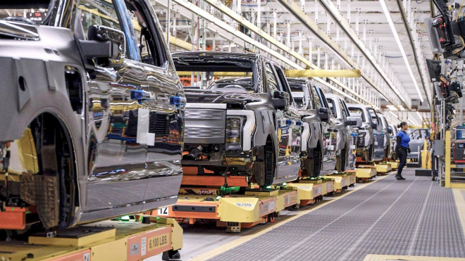 Ford v lednu úplně zastavil výrobu svého klíčového elektromobilu, 9 700 zaměstnanců šlo domů