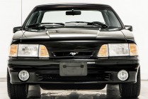 Quelqu'un a caché une voiture toute neuve et non emballée dans son garage pendant 31 ans pour des centaines de milliers d'euros, elle se vend maintenant pour 3,5 millions d'euros - 1 - 1993 Ford Mustang SVT Cobra unboxed sale 01