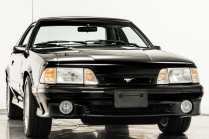 Quelqu'un a caché dans son garage pendant 31 ans une voiture toute neuve, non emballée, pour des centaines de milliers de CZK, elle se vend maintenant pour 3,5 millions - 2 - Ford Mustang SVT Cobra 1993 vente non emballée 02