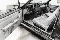Quelqu'un a caché dans son garage pendant 31 ans une voiture toute neuve, non emballée, pour des centaines de milliers de CZK, elle se vend maintenant pour 3,5 millions - 7 - Ford Mustang SVT Cobra 1993 vente au déballage 07