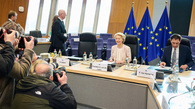 Většina automobilek spílá Trumpovi za nová cla na auta, jedna ale nazývá věci pravými jmény: Může za to EU