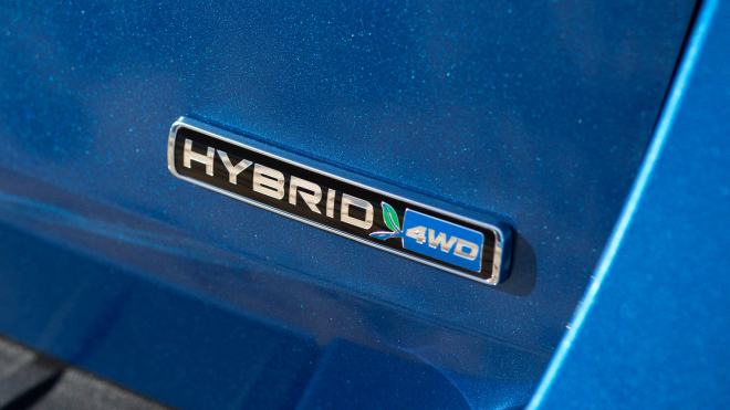 Automobilky zjišťují, že prodávat jen elektromobily je nereálné, najednou zase sází na hybridy