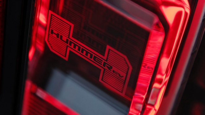 Na nových Hummerech si dealeři chtěli mastit kapsy, teď je nedokážou prodat ani se slevami 900 tisíc Kč