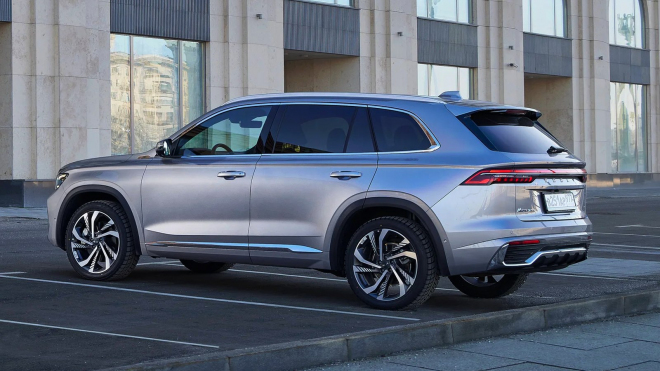 Čínský soupeř Audi a BMW s cenou Škody fyzicky dorazil do Evropy, nevypadá vůbec zle