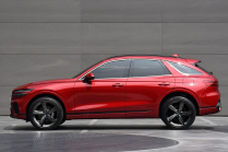 Hyundai met fin à ses projets électriques absurdes et réintègre les moteurs à combustion interne dans ses modèles de luxe - 3 - Genesis GV70 2021 prvni 03