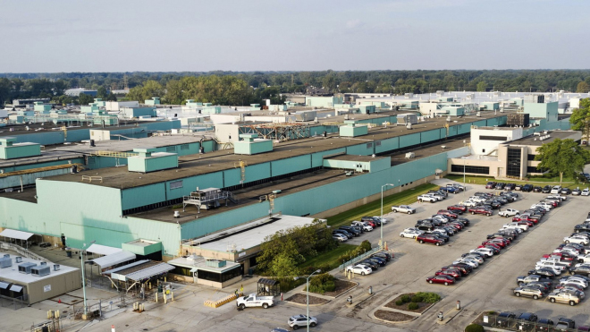 GM zastavil spuštění nové fabriky na elektromotory, nezájem o elektromobily dopadl i na tyto továrny