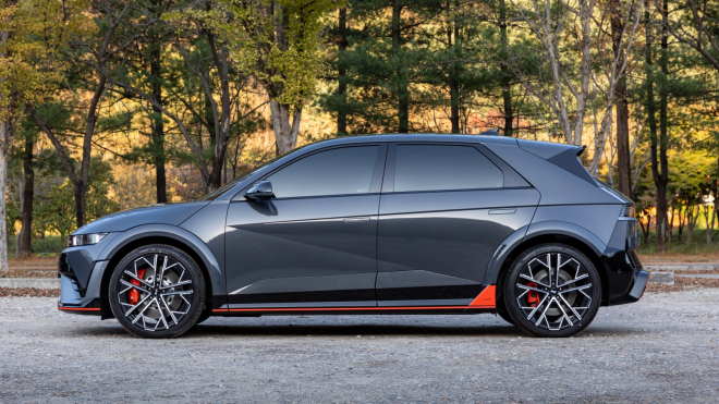 Nesmyslný 2,2tunový elektromobil se navzdory 650 koním znovu spálil v souboji se slabším spalovacím autem