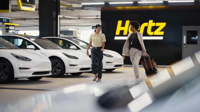 Výprodej elektromobilů Hertzu pod cenou je konečná, potvrdila firma. Nové už nekoupí, nahradí je spalovacími auty