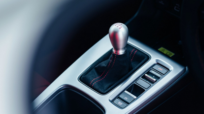 Další z posledních mohykánů mezi výkonnými lidovými auty s ručním řazením v EU končí, vysvětlení automobilky je na vodě