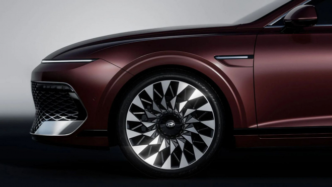 Další Hyundai se s faceliftem změnilo k nepoznání, přešlo na &bdquo;žraločí styl&rdquo;. A máme pocit, že mu to znovu nesluší