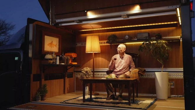 Budete se divit, ale díváte se do auta. Tento stroj za důmyslnými dveřmi skrývá ten nejútulnější pokoj na kolech