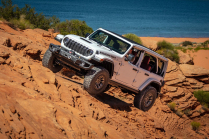 Jeep ne croit plus en ses projets électriques et remet en vente en République tchèque un autre moteur à combustion interne, meilleur et moins cher - 5 - Jeep Wrangler 2023 facelift 05