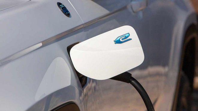 Stellantis jedním tahem zařízl všechny dobíjecí hybridy, je to další nesmyslné, jen regulacemi a dotacemi živené řešení