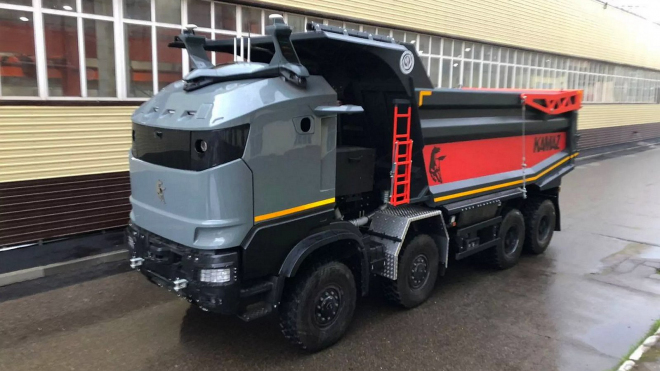 La société russe Kamaz a présenté pour la première fois son Robocop, le camion minier sans pilote ressemble vraiment à un héros de film.