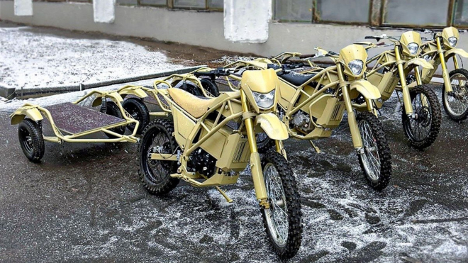 Věřte nebo ne, ale tohle je nejnovější Kalašnikov. Je to motorka s vozíčkem, vlastně pořádným „vozejkem”