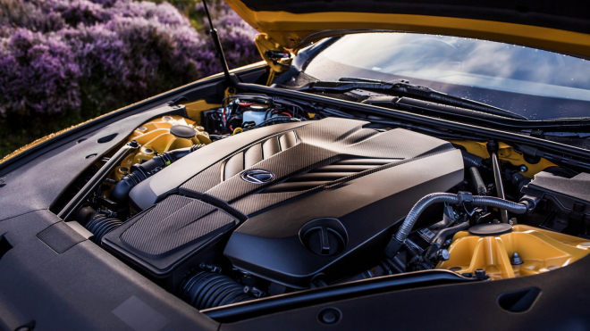Je skutečně rok 2025: Velká automobilka odpískala hybridní verzi svého auta a dál ho bude prodávat jen s motorem V8