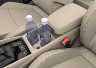 Ne laissez même pas de bouteilles d'eau propres dans votre voiture lorsqu'il fait chaud, elles peuvent y mettre le feu - 1 - Illustration d'une bouteille de boisson dans la voiture photo 01