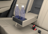 Ne laissez pas de bouteilles dans votre voiture lorsqu'il fait chaud, même avec de l'eau propre, elles peuvent y mettre le feu - 2 - Bouteille de boisson dans la voiture photo d'illustration 02