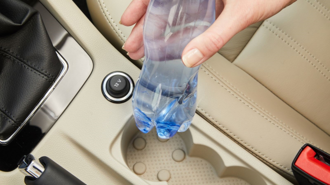 Nenechávejte za horkých dnů v autě láhve ani s čistou vodou, mohou vám ho zapálit