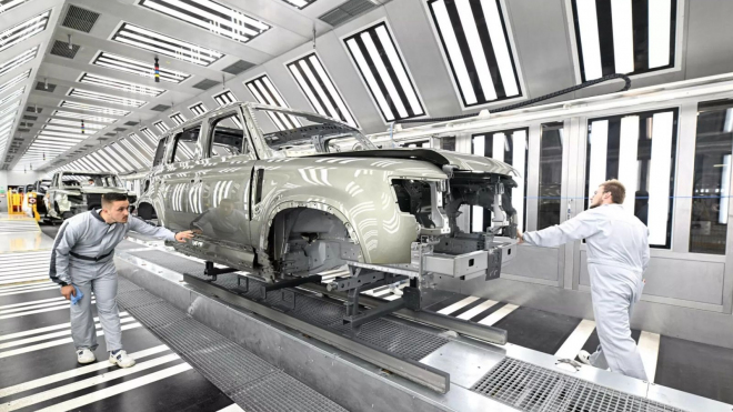 Jaguar Land Rover ani po pěti týdnech od zavření všech továren naplno nerozjel výrobu, známky života ale už vykazuje
