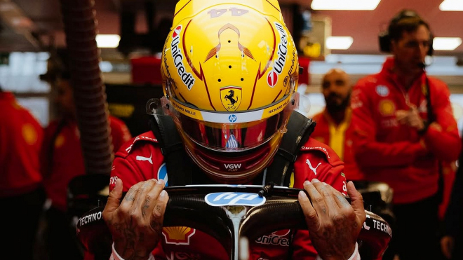 Lewis Hamilton se poprvé ukázal v rudo-žlutých barvách Ferrari a „zlomil internet”, reakce ukazuje hlavní důvod jeho přestupu