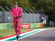 Le départ de Lewis Hamilton de Mercedes vers Ferrari n'a aucun sens et pourrait être un fiasco pour tout le monde - 2 - Lewis Hamilton Instagram post price 02