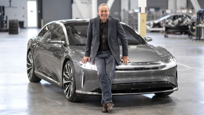 Zvrácená doba: Šéf výrobce elektromobilů, který loni prodal jen 4 tisíce aut, dostal přes 8,5 miliardy na odměnách