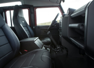 L'emblématique tout-terrain britannique se vend d'occasion plus cher que le neuf après la fin de la production, ce qui montre la perversité du monde actuel - 3 - Land Rover Defender 110 2013 illustratni foto 03