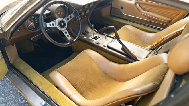 Někdo zavřel vzácné Lamborghini na 40 let do obýváku. Museli mu probourat cestu ven zdí, aby ho mohl prodat za 42 milionů